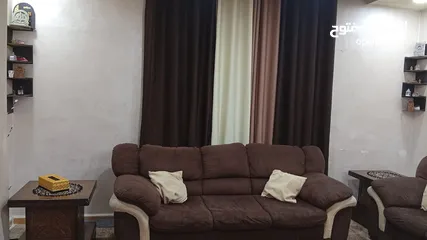  1 ظقم كنب امريكي اصلي نوع الدب ء وغرفة قعدة مكونة من سحادة وبرادي ومقعد سعدي سعودي وتختين مفرد ونص من