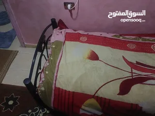  12 تخت مفرد عدد 3 بحاله الوكاله تم شرائهم خلال اسبوعين والبيع بداعي السفر