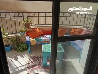 8 شقه مميزه.وفخمه .تشطيب شخصي ..مسكونه من سنتين ..في منطقة هادئة..عمارة صغيرة..مفتوحه من ثلاث جهات .