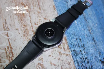 3 ساعة Galaxy Watch الجيل الاول صح قديمة بس بعدها ب لاصق الشاشة الاصلي، شخط ما بيها والسعر مناسب جدااا