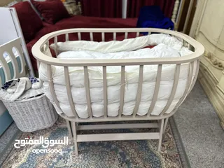  1 سرير طفل هزاز  خشب لون بيجي