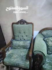  1 طقم كنب 8 مقاعد  للبيع موجود برصيفه قشاك اسود اصلي مافيه كحوت او ضربات بصلاه ع نبي