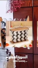  4 ستاند توابل خشبي بـ 16 برطمان – لمطبخ أنيق ومرتب! الستاند مصنوع من خشب راقٍ مع حواف ومقبض من الستانل