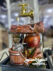  5 نافورة ديكور خشبية وفخارية بتصميم فاخر    حنفية ذهبية أنيقة يتدفق منها الماء بانسيابية.  قاعد