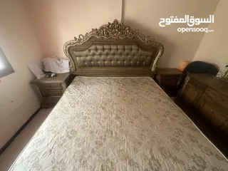  1 غرفه نوم كامله  سرير قياس كبير 2*2  تسريحه   2 كومدينه  خزانه ملابس