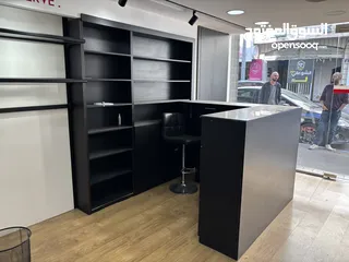  6 ديكور محل: رفوف ومكتب استقبال