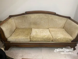  3 اربع كراسي و قنفه 3 مقعد و قنفه 2 مقعد مع طبلات ثنين و وحده وسطيه كبيره