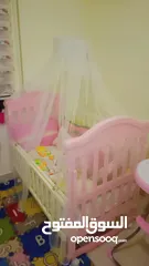  2 تخت اطفال لون زهري بناتي مستعمل بسيط جدا لعمر خمس سنوات مع كرسي طعام حجم كبير