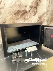  15 سواء بدك خزنة ذكية ببصمة، أو خزنة كلاسيكية بكود ومفتاحين — وفرنالك أفضل 3 خيارات لحماية مصاريك وأغرا