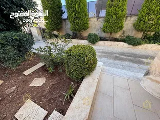  4 شقة مميزة - خلدا - 4نوم 1ماستر - 300م داخلي - ارضية مع ترسات وحديقة بمساحة 400م - قرب الخدمات