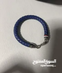  2 سواره tommy hilfigher  الاصليه . حجم كبير بسعر قوي جدا لجودتها. لون ازرق غامق . سواره causal و جميلة
