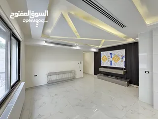  18 شقه شبه ارضي مميزة مساحة 240م مع تراس 200م بسعر مميز (مشروع 112)