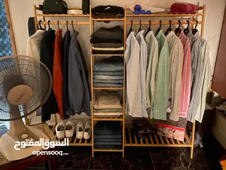  4 ستاند خشبي كبير لتنظيم الملابس يحتوي على علاقة ملابس ورفوف علوية وسفلية وبالوسط و مع علاقة شنط