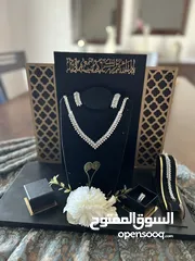  1 ستاند شبكة لون أسود مخملي مميز بزخارف ذهبية شبه جديد مستخدم مرة وحدة والله يبارك لصاحب النصيب