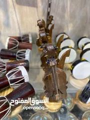  2 تحف على شكل الالات موسيقة