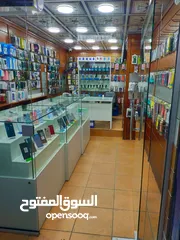  6 بتارين عرض اجهزه خلويه عدد 3 + بترينة عرض طويله+ مكتب خشب لاتيه تفصيل وضعهم جديد للبيع
