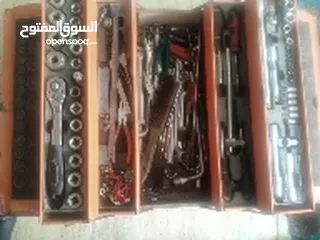  1 صندوق عده مع جك الماني ازرق برفع 45 طن مع مكينه فك عجال النوع الجمل