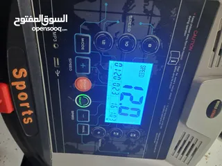  6 جهاز ركض للبيع جودته ممتازه واستعمال قليل جداً ، بقيس نبضات القلب و معه حمايه وحزام هزاز