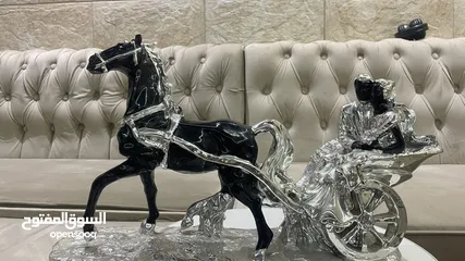  1 مسجم فاخر منزلي مستعمل للبيع — مجسّم فاخر لحصان وعربة كلاسيكية – قطعة ديكور أنيقة