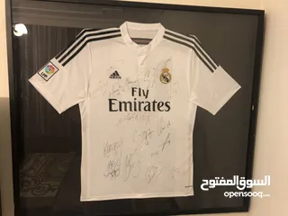  1 قميص ريال مدريد موقع من كل 17 لاعب من فريق ريال مدريد الأساسين فى  تاريخ2018/12/22 فى دبي.
