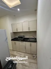  4 ستوديوهات جديدة 150 دينار اسبوعيا او 450 دينار شهريا في عمارة عائلات راقية