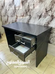  10 مكتب خشبي عملي وأنيق للبيع، مناسب للموظفين، الطلاب، أو الاستخدام المنزلي. يتميز بتصميم عصري