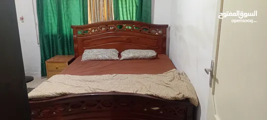  26 للايجار شقه مفروشه غرفتين نوم وصالون ومطبخ وحمام قريبه من الخدمات طابق اول فوق الارضي عماره هادئه جد