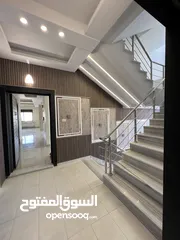  24 شقة ارضية/ 175م تدفئة مركزية راكبة تعمل على الغاز/ ترس امامي واسع/ موقع مميز
