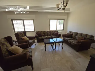  4 طقم كنب 7 مقاعد و طقم سفرة 8 مقاعد مع درسوار خشب تفصيل بحالة ممتازة