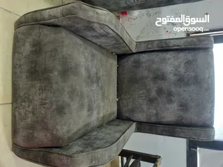  1 ثلاث كراسي مخمل لون رمادي للبيع ممكن ينحطو لصالونات الشعر (بديكير & مناكير)