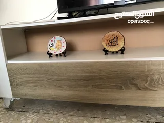  20 طاولة صالة بالون ابيض و خشبي مع تصميم يناسب جميع الديكورات يمتاز بسهولة التنظيف و يحتوي على خزانتين