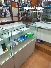  1 بتارين عرض اجهزه خلويه عدد 3 + بترينة عرض طويله+ مكتب خشب لاتيه تفصيل وضعهم جديد للبيع