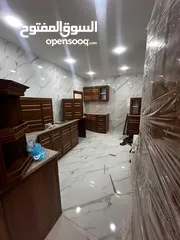  4 شقة واسعة و مجددة بالكامل للإيجار- الصويفية - خلف المدرسة الأمريكية - طابق ثاني . العمارة 6 شقق فقط