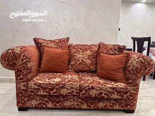  3 طقم كنب مستعمل للبيع مع هدية طاولة وسط و سجادة في الزرقاء
