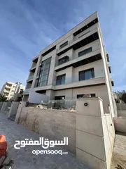  15 شقه استثماريه عباره عن ثلاث استديوهات مع ترس للبيع خلف جامعة الاردنية