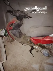  3 سكوتر مكنة طلقة بس بدو بطارية واقف لي 3 شهور