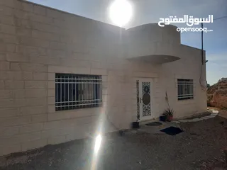  3 بيت مستقل وقوشان مستقل بناء حديث واجهتين حجر