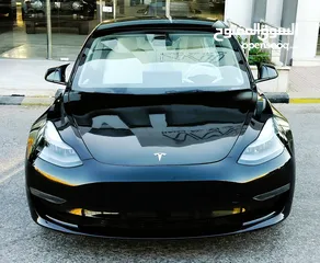  9 تيسلا 2023 model 3 فحص كامل اوتوسكور لون اسود ملوكي داخلي ابيض بحالة الوكالة للبيع بسعر لقطة ومحرووق