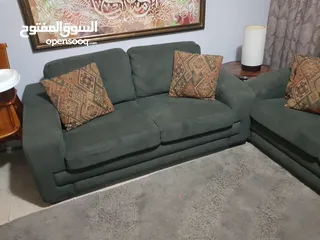  6 طقم كنب دنلوب قماش أمريكي خشب داخلي سويد ثلاثة وثنائيتين بحالة ممتازة بسعر مغري