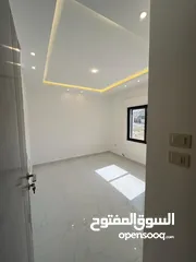  8 شبه ارضي 130 متر مع ترس 90 متر خلف جامعة البتراء في البنيات طريق المطار