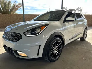  3 Kia Niro Hybrid Clean title 2019