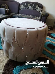  4 طاولة دائرية لون بيج، بحالة ممتازة  قطر: 77 سم المحيط: 2.60 سم.