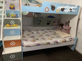  1 غرفة نوم اطفال تخت طابق عبارة عن 3 تخوت مع فرشات  بالاضافة الى بردايتين زيبرا سيارات