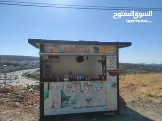  1 كشك للبيع وضع ممتاز جدا  جاهز للعمل  يمكن رفعه في ونش  مع غاز وعصارة برتقال