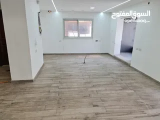  8 محل تجاري للايجار بالقرب من وسط البلد في مدينة الخليل مع واجهة بارزة على الشارع الرئيسي