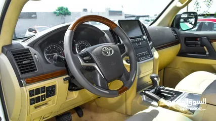  12 Toyota Land Cruiser 2016 GCC V6 - With sunroof