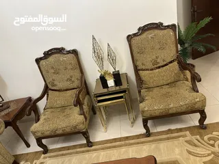  6 طقم كنب 7 مقاعد بحالة ممتازة مع طاولة وسط و جانبيتين خشب و 3 ثريات