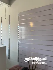  1 ديكور واكسسوارات محل تجاري مستعمل بحالة ممتازة للبيع بشرط كامل الأثاث والديكور