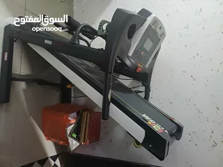  5 جهاز ركض للبيع جودته ممتازه واستعمال قليل جداً ، بقيس نبضات القلب و معه حمايه وحزام هزاز