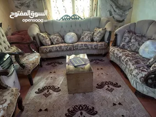  7 قعده ضيوف  تتكون من ثلاثيه  وثنائيه ومفردتين   زائد طاوله وسط   وسجاده